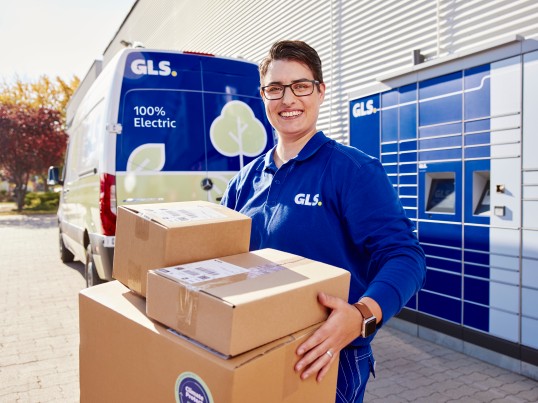 Woman-delivering-parcels-to-a-Parcel-Locker