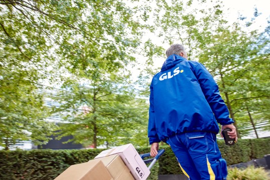 GLS-driver-delivers-parcels 