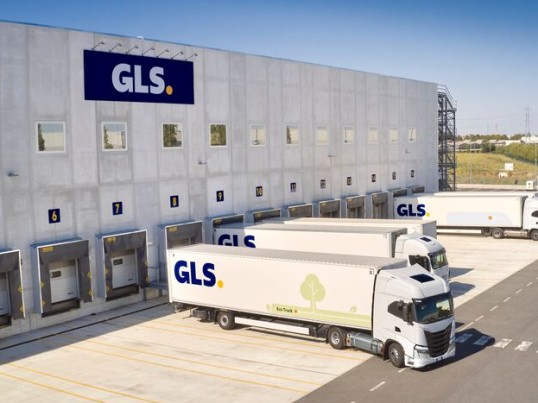 Lorries-in-front-of-a-GLS-depot