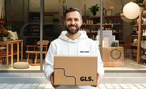 Un e-commerçant prêt à envoyer son colis avec GLS Un e-commerçant prêt à envoyer son colis avec GLS