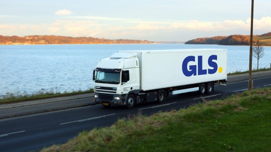 GLS vrachtwagen bij depot Vianen