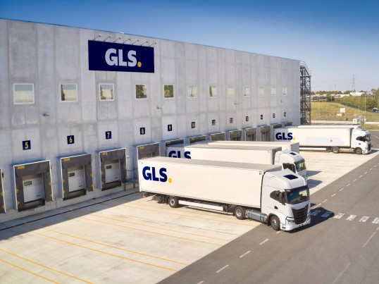 Een vrachtwagen van GLS bij een depot in Vianen 
